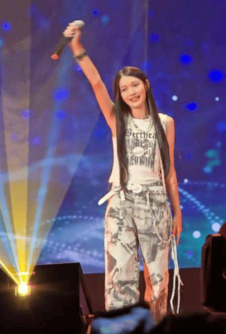 配资网站炒股 62岁罗嘉良广州开唱引回忆杀！12岁女儿惊喜献唱，星味十足笑容最像爸爸